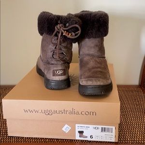 UGGs ultimate bind short boots. Darcy brown Size 6